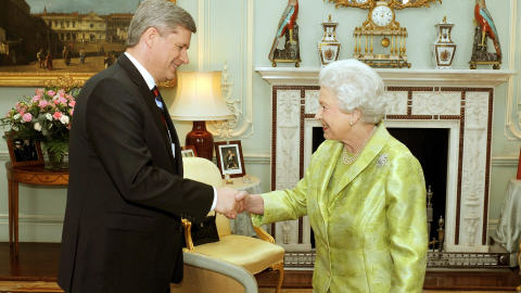 Stephen Harper a serré la main de sa patronne, membre du nouvel ordre mondial dont parle son vis-à-vis, Gordon Brown. Pathétique...