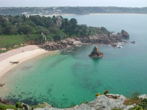 Photo de la Baie de St-Brelade à l'Île de Jersey, située entre le Nord de la France et le Sud de la Grande-Bretagne.