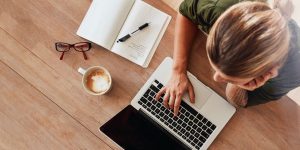 Femme qui navigue le web sur son ordinateur portable