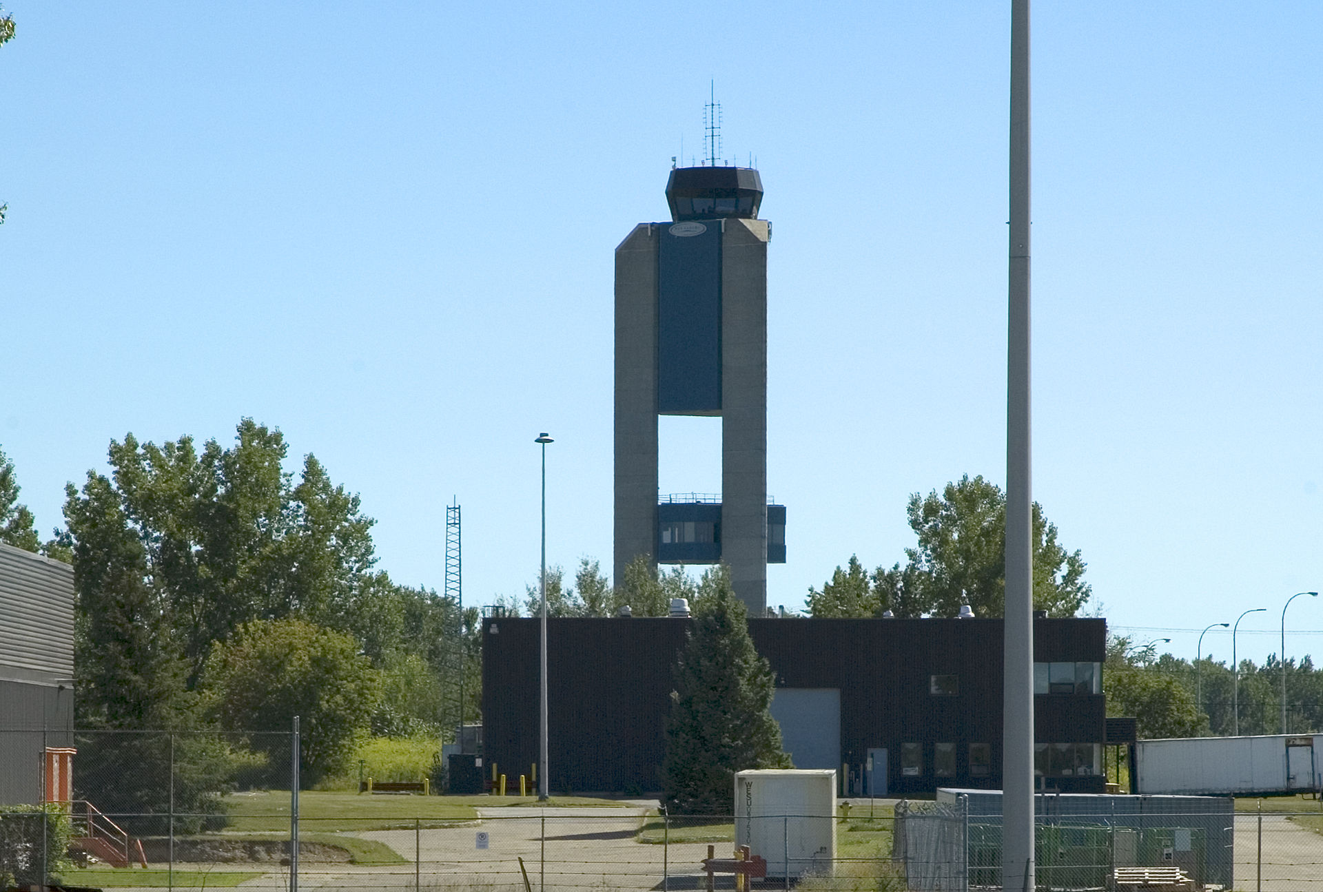 NKN-2007-08-05_144714_MIRABEL_AIRPORT_control_tower_(Yvan_Leduc_author_for_Wikipedia)