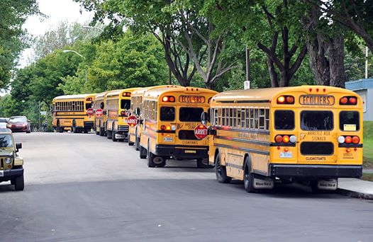 autobus-scolaires-a-la-sortie-des-classes