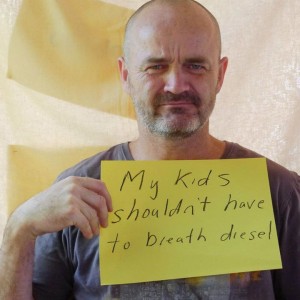 ses-enfants-ne-devraient-pas-avoir-a-respirer-du-diesel-de-train