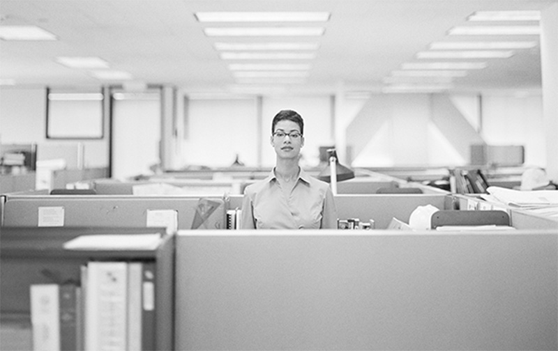 employee-au-travail-dans-son-cubicule