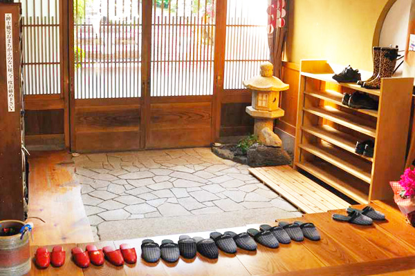 souliers-laisses-dans-l-entree