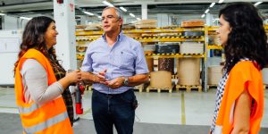 Employés et contremaître d'usine