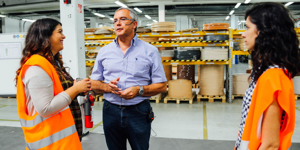 Employés et contremaître d'usine