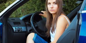 Femme au volant de sa voiture