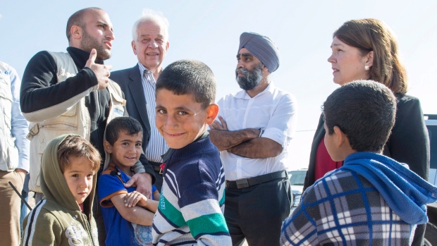 john-mccallum-en-jordanie-pour-les-refugies-syriens-decembre-2015