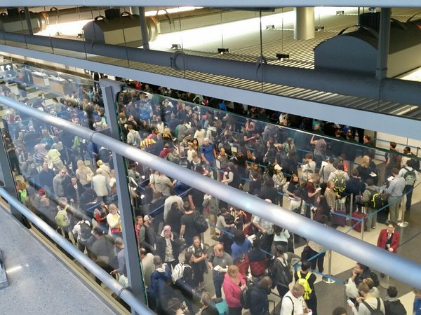 beaucoup-de-monde-aux-fouilles