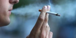 Fumeur avec sa cigarette