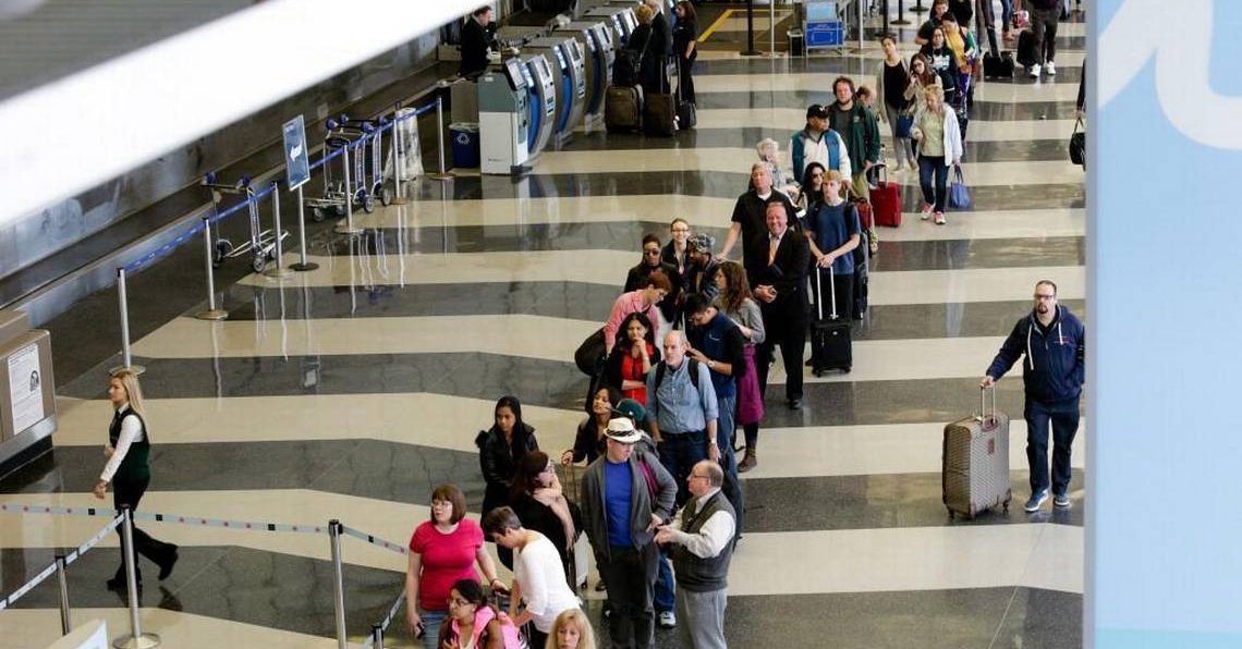 longue-file-pour-la-fouille-chalotte