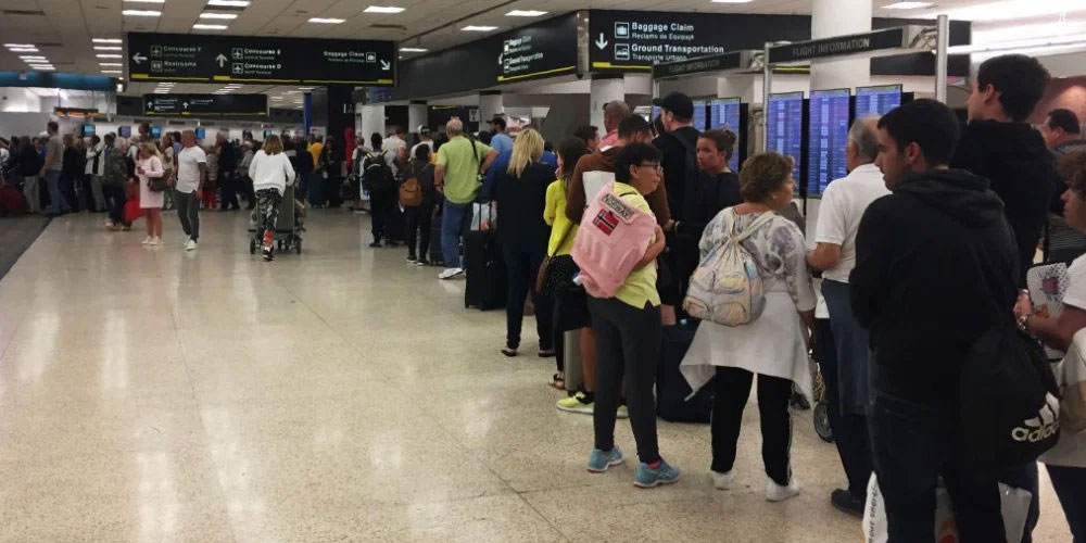 Longue filée de passagers