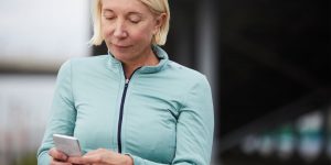 Femme qui utilise un cellulaire