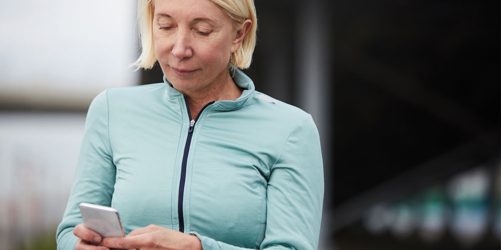 Femme qui utilise un cellulaire