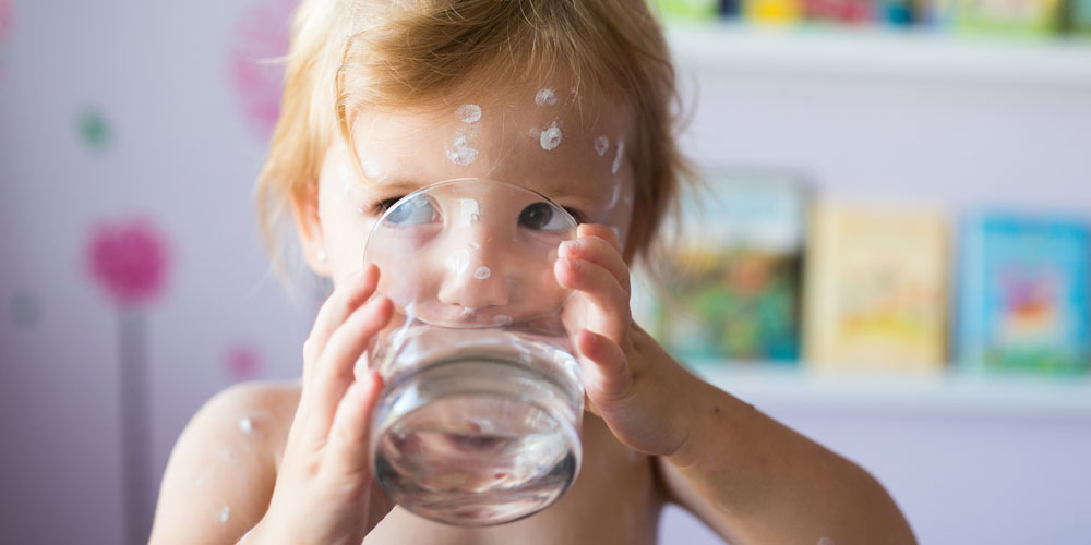 Enfant buvant de l'eau