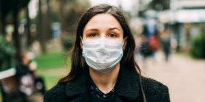 Femme avec un masque